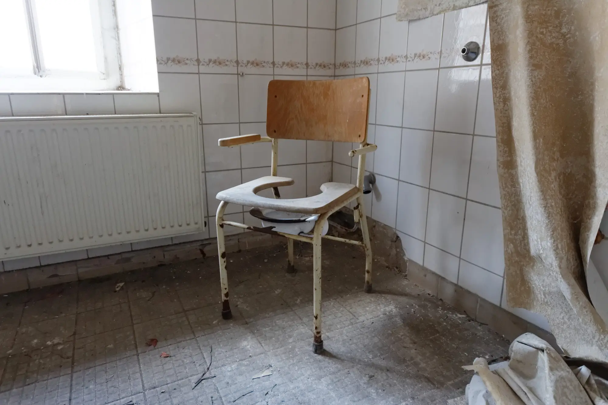Der Nachtstuhl blieb da. Zu sperrig, zu wenig wert.