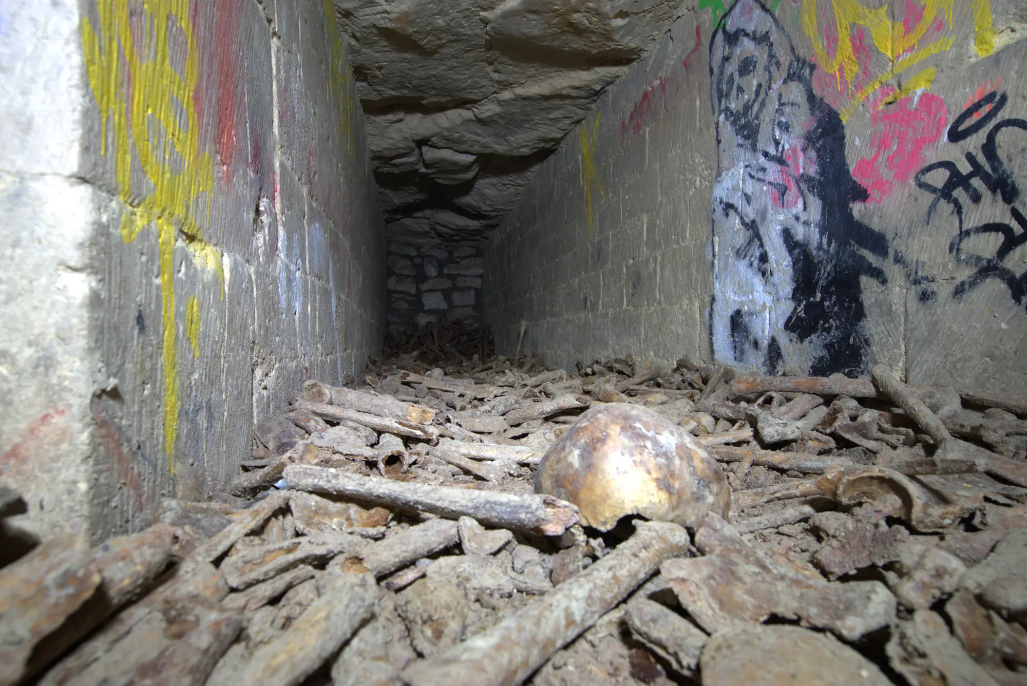 Ein Schädel obenauf. Die Wände sind zugesprüht bis unter die Decke.