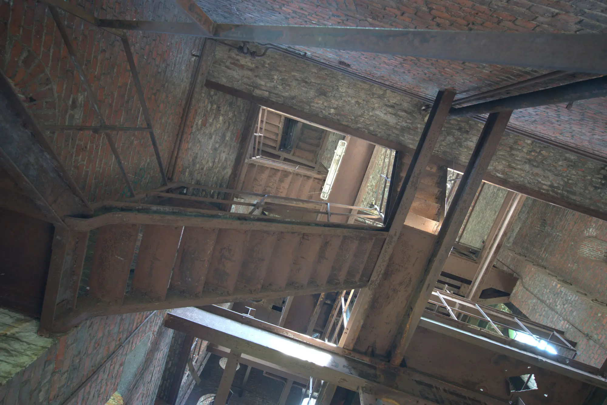 Treppe über Treppe, in den Backstein gesetzt.