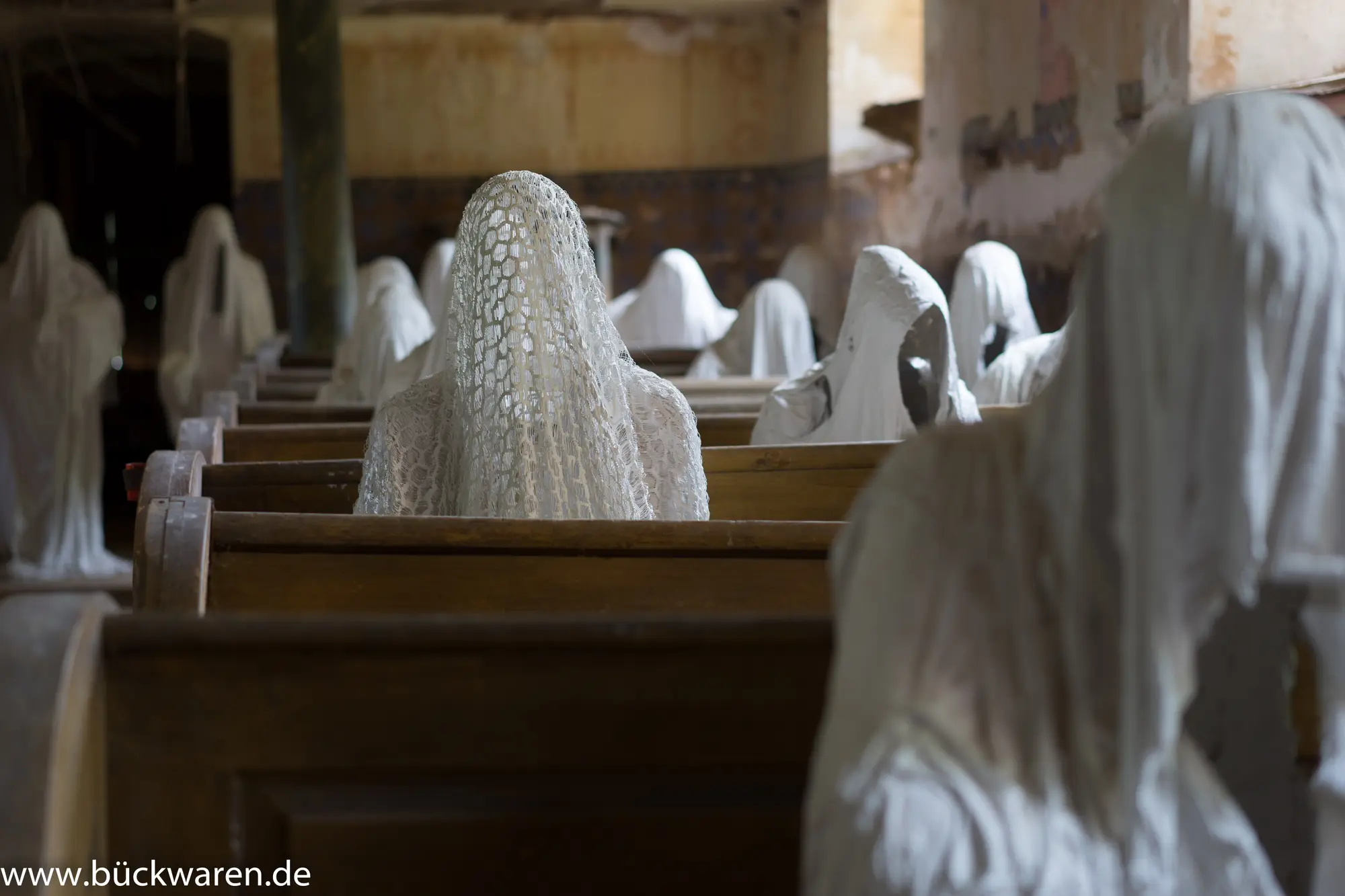 Der Schleier ist gehäkelt. Darunter: nichts.