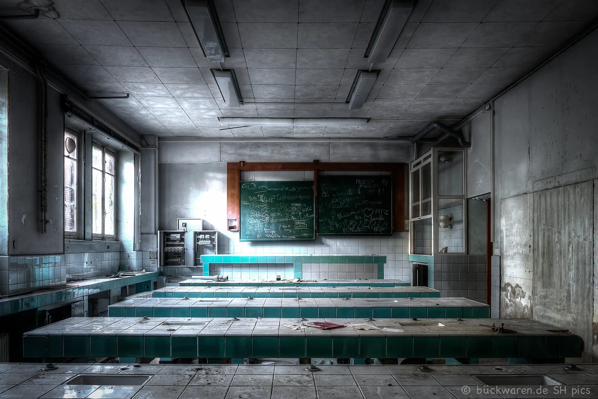 Der Chemiesaal. Die Tafel ist noch beschrieben.
