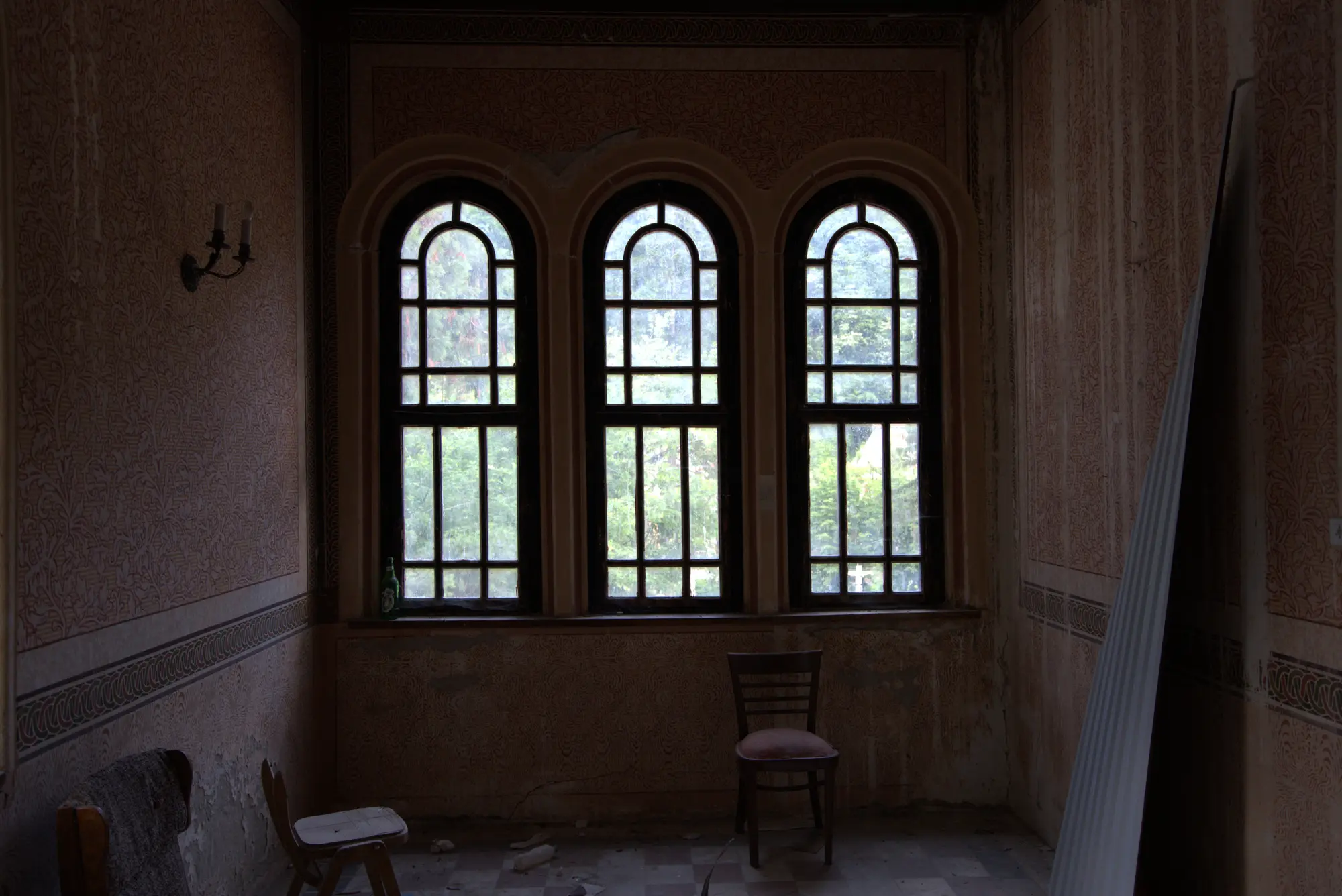 Drei Fenster, zwei Stühle. Sonst ist der Saal geräumt.
