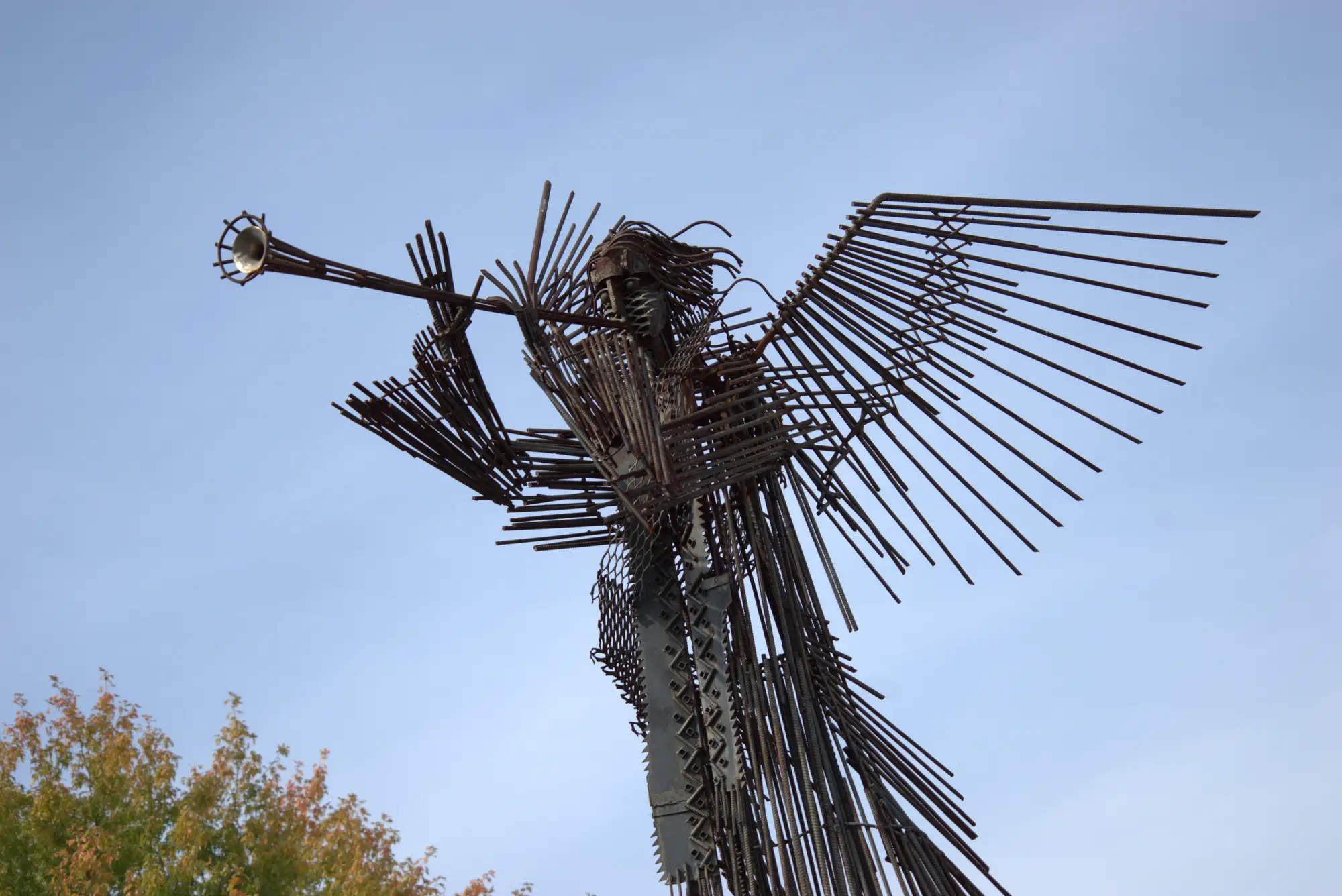 Ein Engel aus Stahl, mit Trompete. Ein Denkmal, kein Fund.