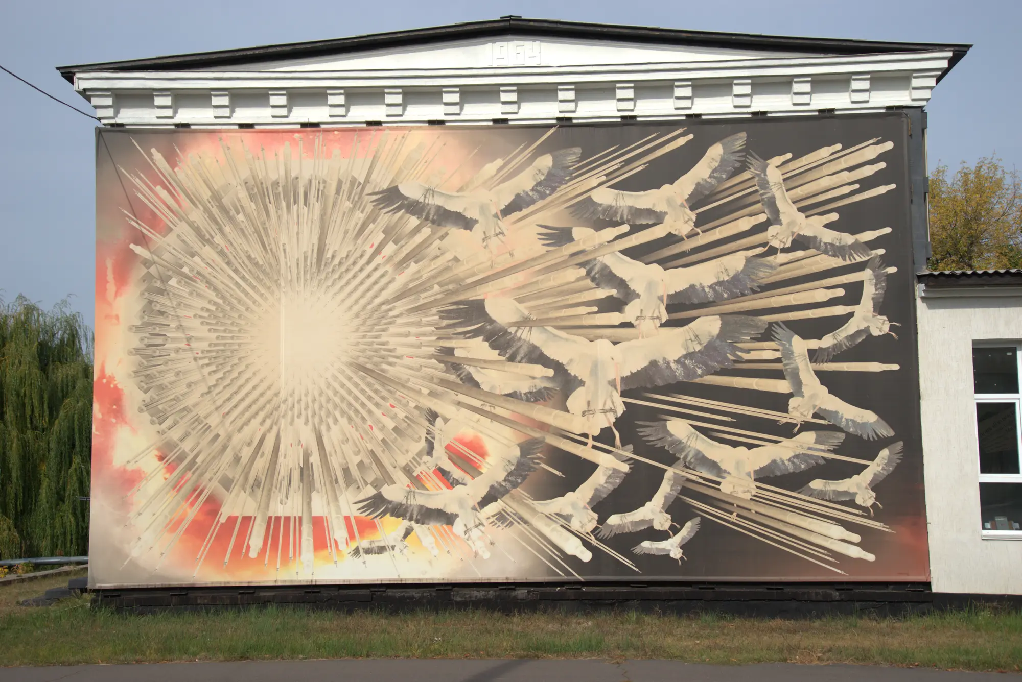 Wandbild: Sonne und Vögel. Beides gut gemeint.