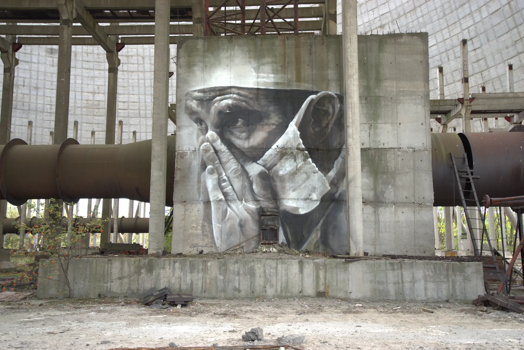 Innen hat jemand ein Gesicht an den Beton gemalt.