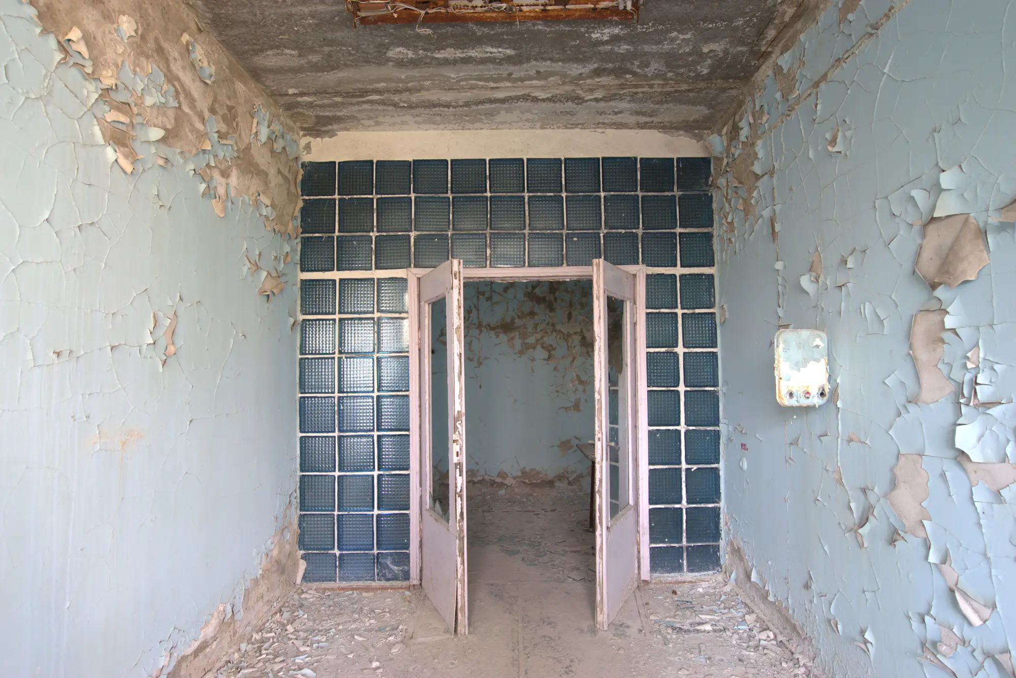 Glasbausteine bis zur Decke. Der Gang endet dahinter.
