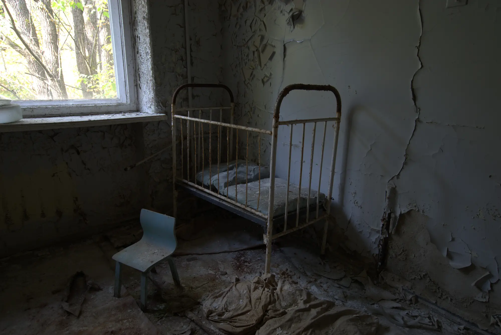 Ein Bett, ein Stuhl. Beide klein.
