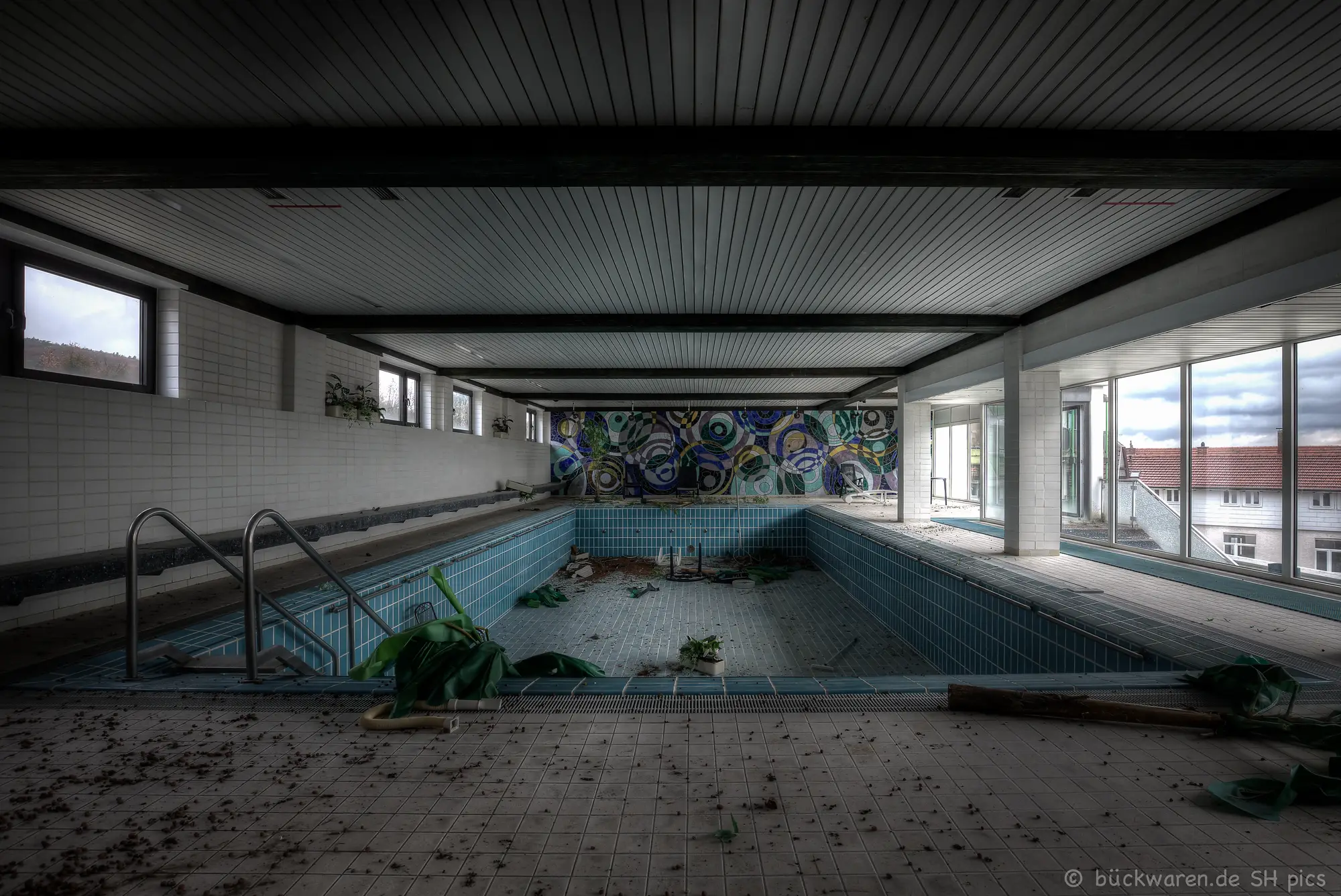 Das Schwimmbad. Wasser raus, Mosaik bleibt.