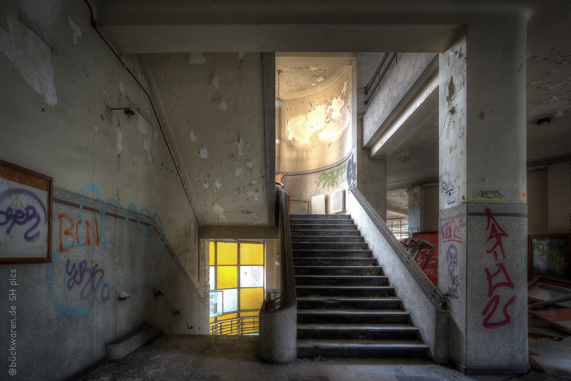 Das Treppenhaus, gelbes Glas.