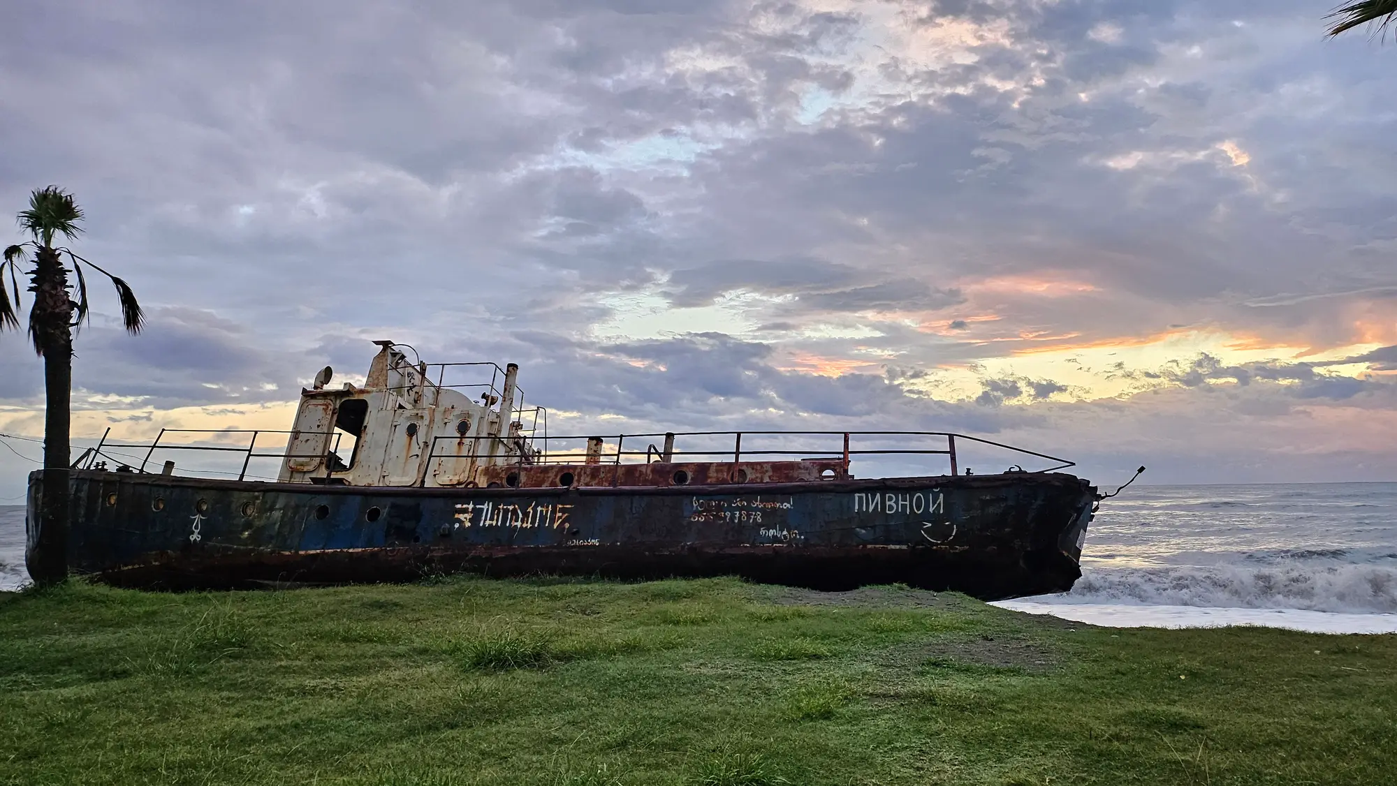 Das Schiff liegt im Gras. Auch eine Art zu ankern.