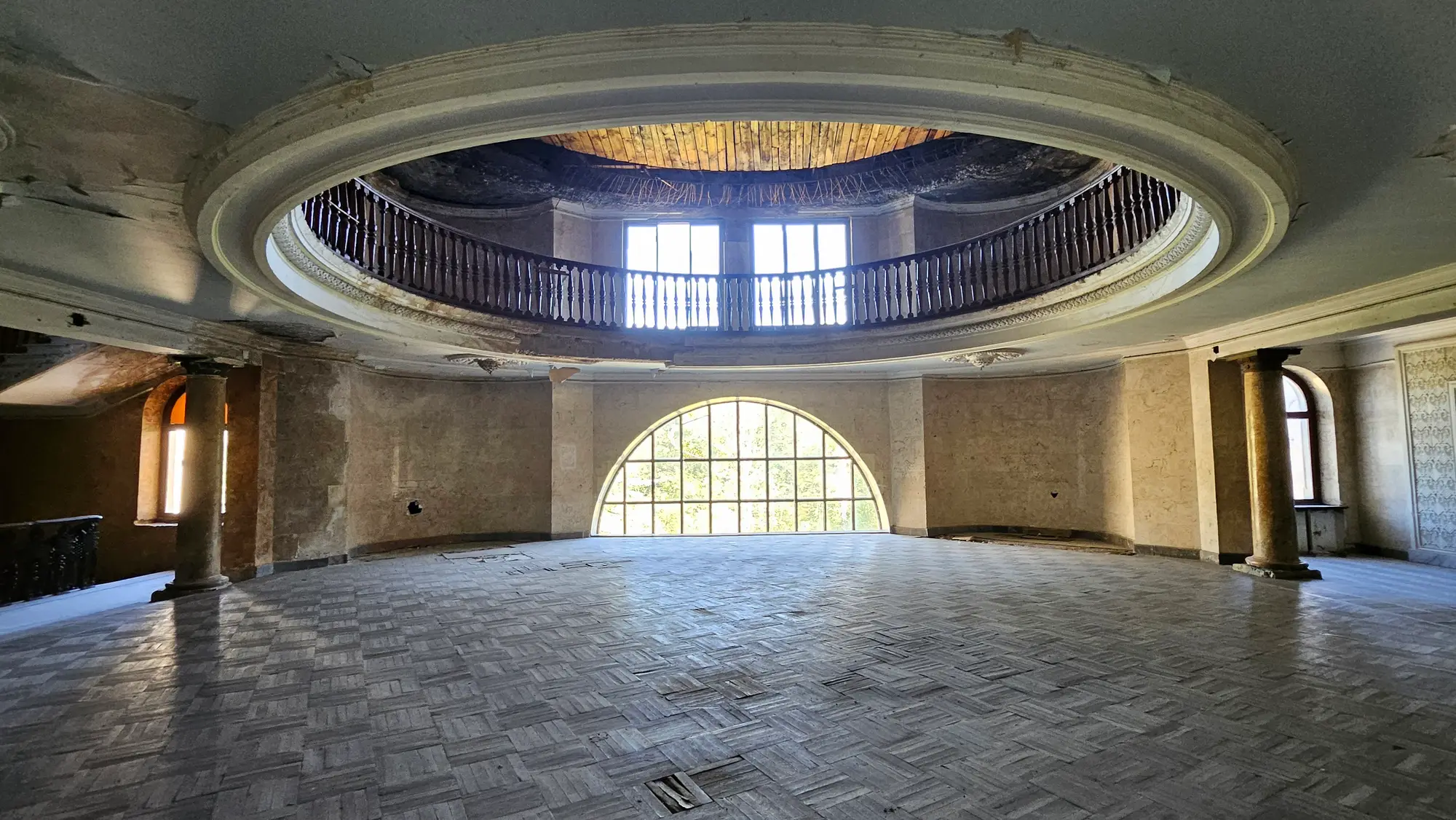 Ballsaal. Das Parkett liegt noch vollständig.