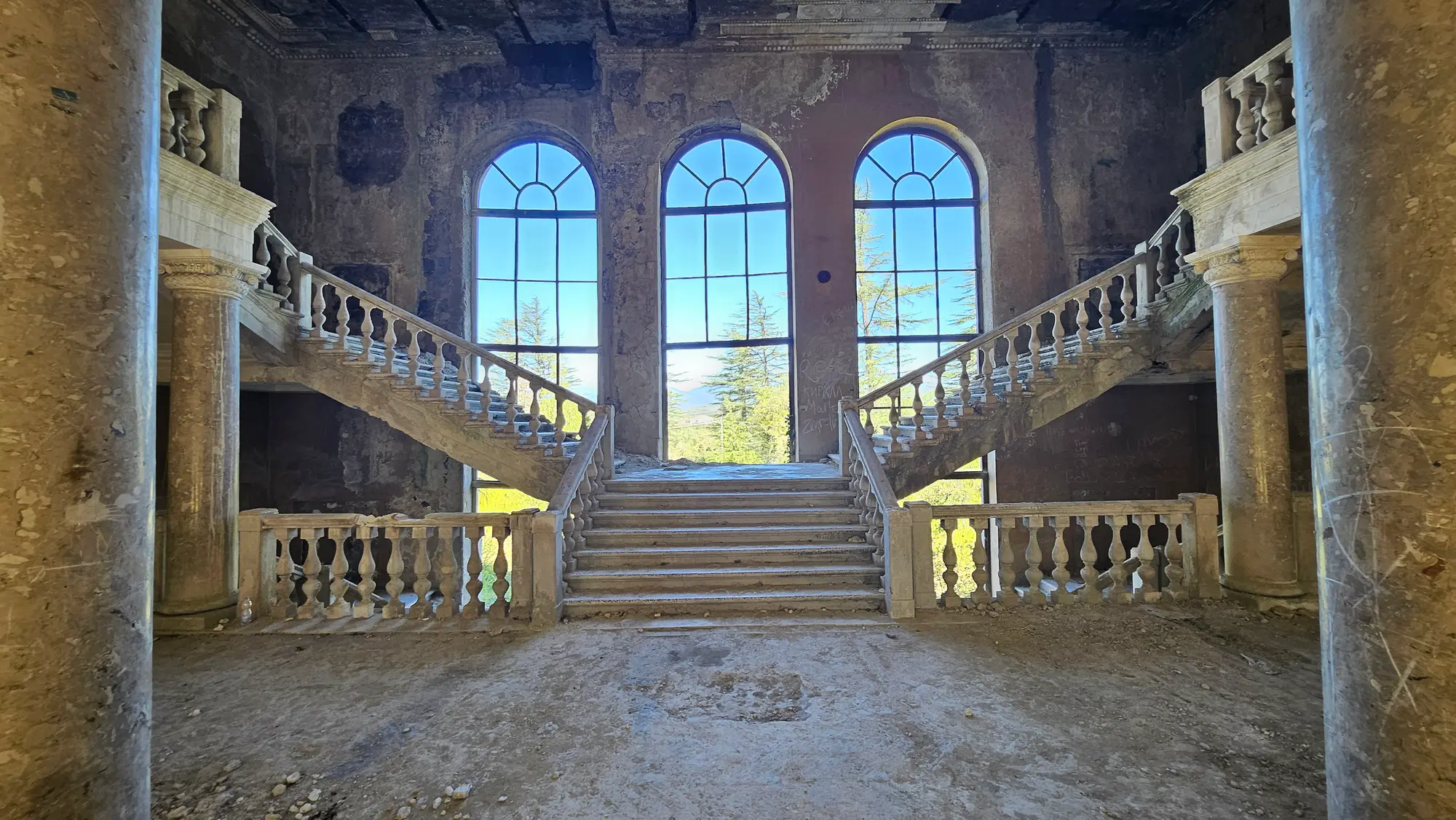 Zweiläufige Treppe. Beide Läufe gehen noch.
